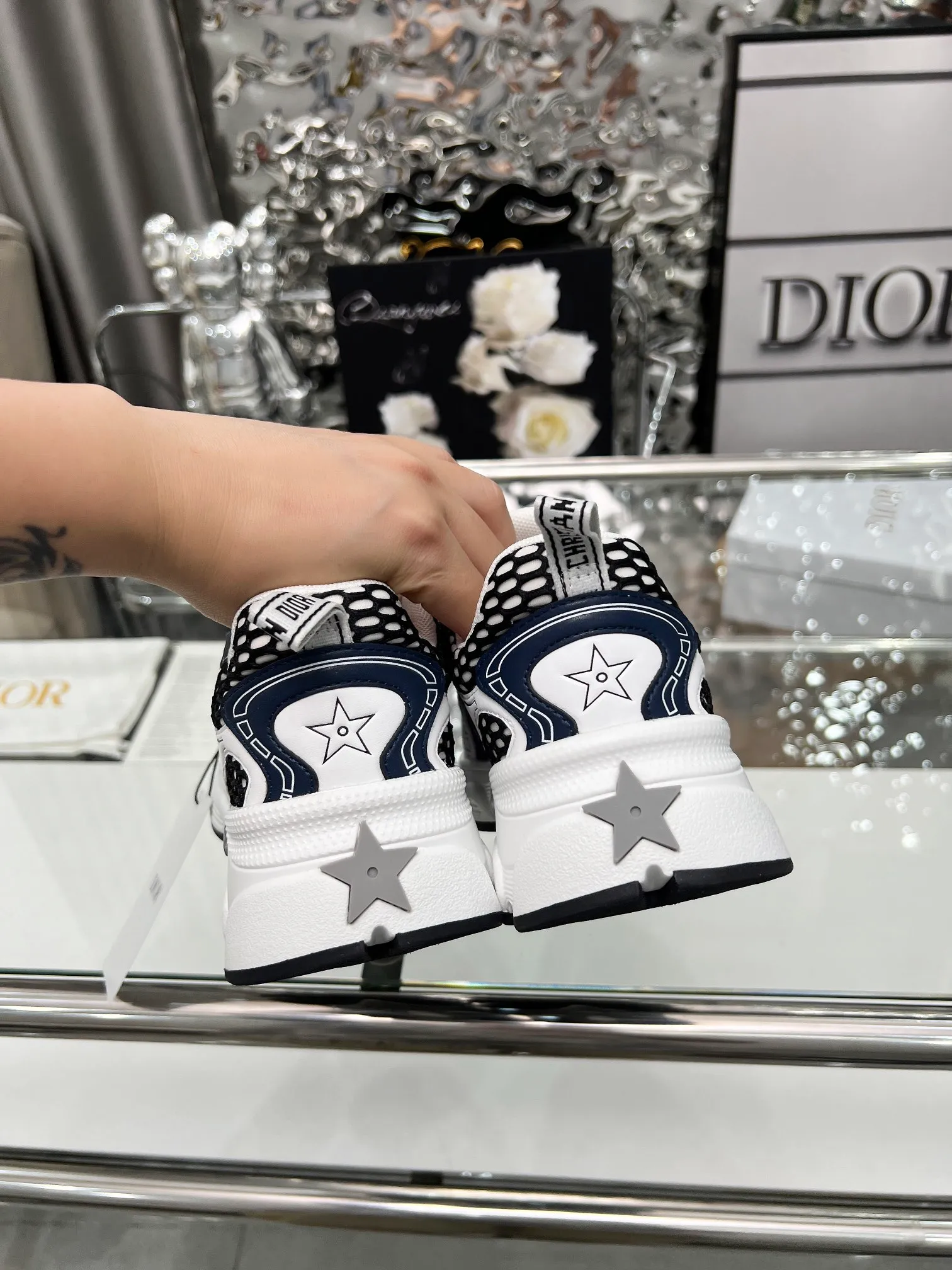 P560🐮🐮The official website of Dijia's new colors has been updated simultaneously [Celebration] This Dior Vibe sneaker incorporates Dior's high-end spirit and reinterprets classic running shoes. White mesh fabric features an Oblique print and is paired with laminated leather-effect panels in gold and silver tones for a contrasting look. It is further embellished with classic details such as 3D effect details, the lucky star symbol on the rear, and the logo on the tongue and rear pull tab. The lightweight sole is embellished with gray stars, complementing a variety of casual or elegant pieces for a modern look. Size: Women’s size 35-41 (35/42 can be customized) Men’s size 40-46 (39/46 can be customized)